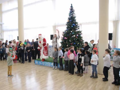 Донской проект «Особенное детство» провел для детей с ОВЗ и семей из Донбасса  новогодний интерактивный спектакль