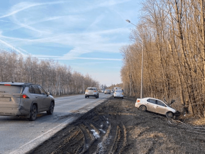 Водитель иномарки из-за головокружения не удержал руль и влетел в дерево под Аксаем
