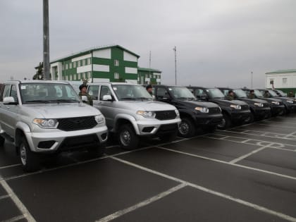 Василий Голубев вручил военнослужащим ключи от автомобилей УАЗ «Патриот»