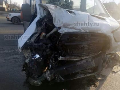 В Шахтах микроавтобус столкнулся с большегрузом на перекрестке