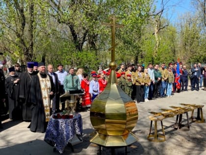 В Новочеркасске освятили купол восстанавливаемой на Старом кладбище часовни