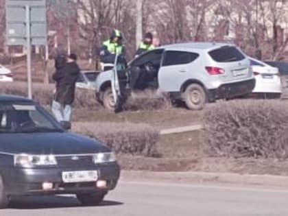 В Волгодонске водитель «Ниссана» вылетел на газон