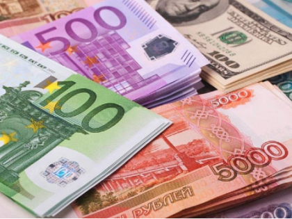 ВТБ: россияне втрое сократили интерес к обмену долларов и евро