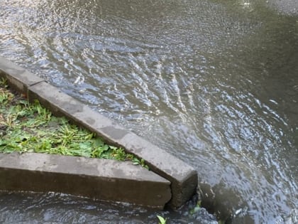 Проспект Шолохова затопило в Ростове из-за коммунальной аварии