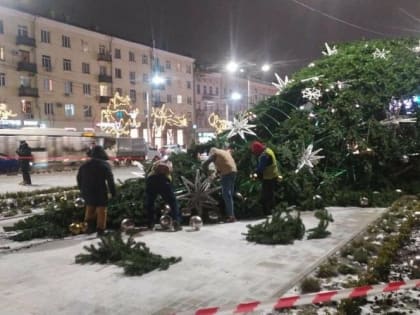 Упавшую от ветра главную ёлку Ростова восстановят по гарантии