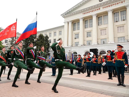 На площади перед ДГТУ прошел военно-патриотический праздник «Поклонимся великим тем годам…»