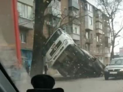 В Ростове грузовик провалился в яму посреди дороги: видео