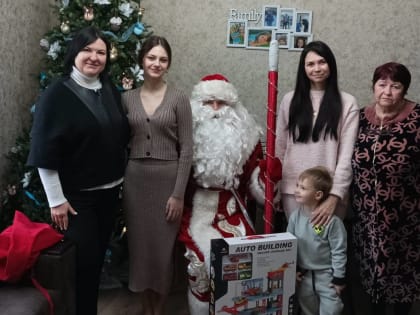 Депутат Ирина Жукова порадовала маленького шахтинца подарком в рамках традиционной акции «Елка желаний»