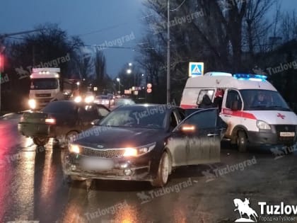 В Новочеркасске водитель пытался проскочить перекресток на запрещающий сигнал светофора и устроил ДТП