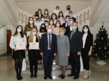 Лучших представителей молодого поколения Волгодонска наградили сертификатами на именные премии
