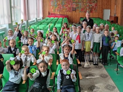 В Шахтах в пешеходы торжественно посвятили первоклассников школы №35