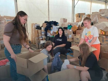 Студенты РГЭУ (РИНХ) помогают в пунктах гуманитарной помощи