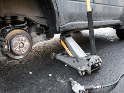 В Новочеркасске мужчина погиб под машиной, которую ремонтировал