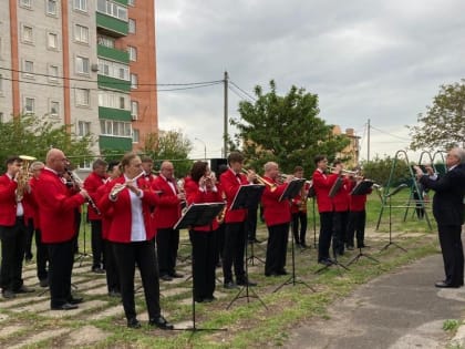 В Таганроге на улице Чехова играл духовой оркестр