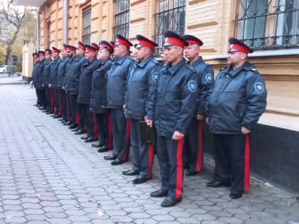 Казаки Таганрога провели строевой смотр на Банковской площади