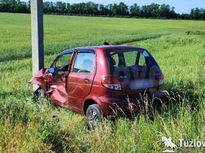 На трассе под Новочеркасском малолитражка после столкновения с другой машиной улетела в столб
