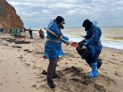 В Рождество на уборку мазута в Севастополе вышли более 300 человек