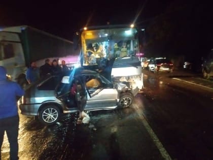 ВАЗ на высокой скорости врезался в пассажирский автобус под Ростовом
