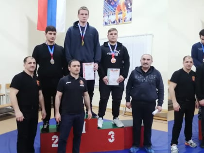 Зерноградец Цезарь Шекиладзе завоевал золотую медаль на первенстве ЮФО по вольной борьбе среди юниоров