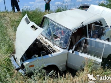 На трассе под Новочеркасском столкнулись два встречных отечественных автомобиля