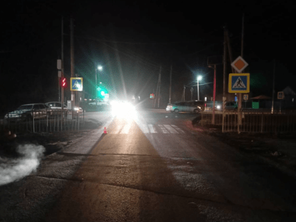 Выбежал из-за машины на красный свет: в Сальске ребенка сбили на зебре