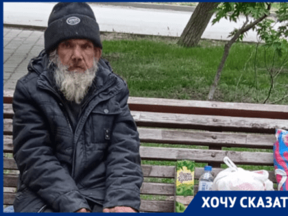 «20 лет живу на лавочке»: бездомный мужчина попросил помощи у жителей Волгодонска
