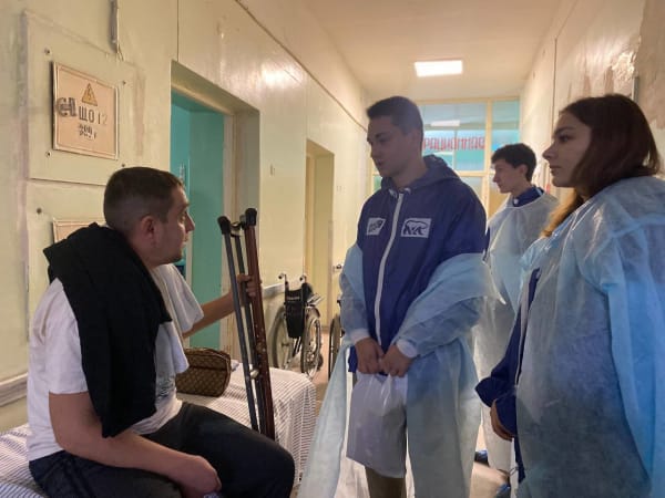 Молодогвардейцы Ростова-на-Дону передали гуманитарную помощь в военный госпиталь