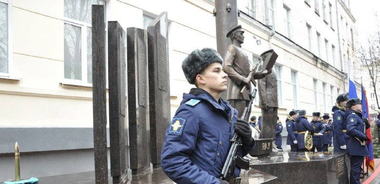 19 мая откроют. Памятник Рау в Ростове на Дону. Памятник курсантам Рау Ростов на Дону. Памятник курсантам Рау. Рау Ростов на Дону Военная Академия.