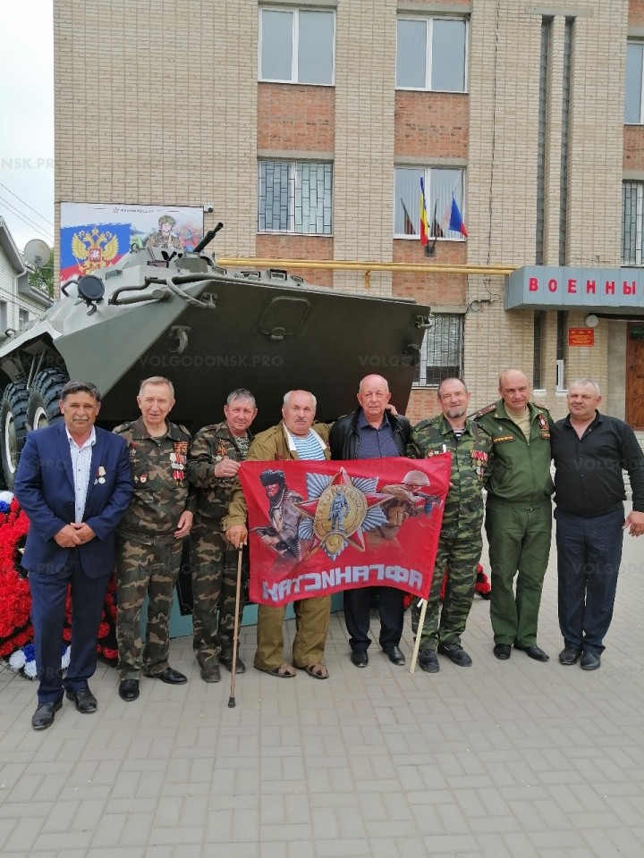 Новости зимовники ростовской. Зимовники открытие БТР. Ветеран боевых действий. Донское открытие мемориала ветеранам боевых действий. Памятник ветеранам боевых действий Новочеркасск.