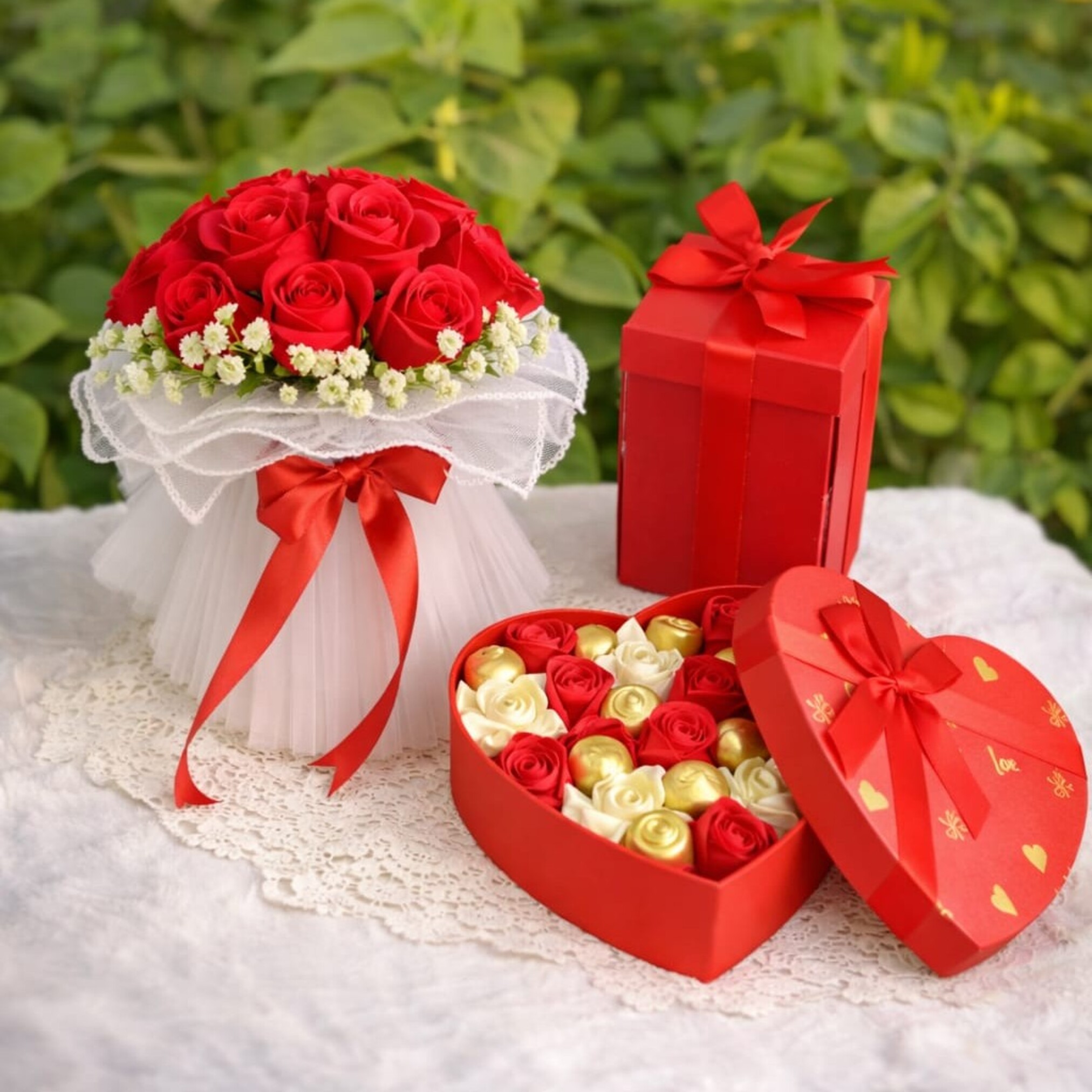 Wedding gift hampers with roses and chocolates