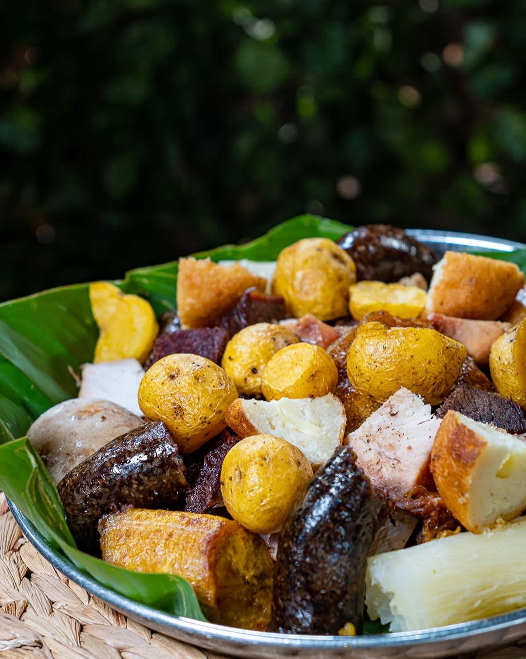 Picada llanera surtida en hoja de plátano