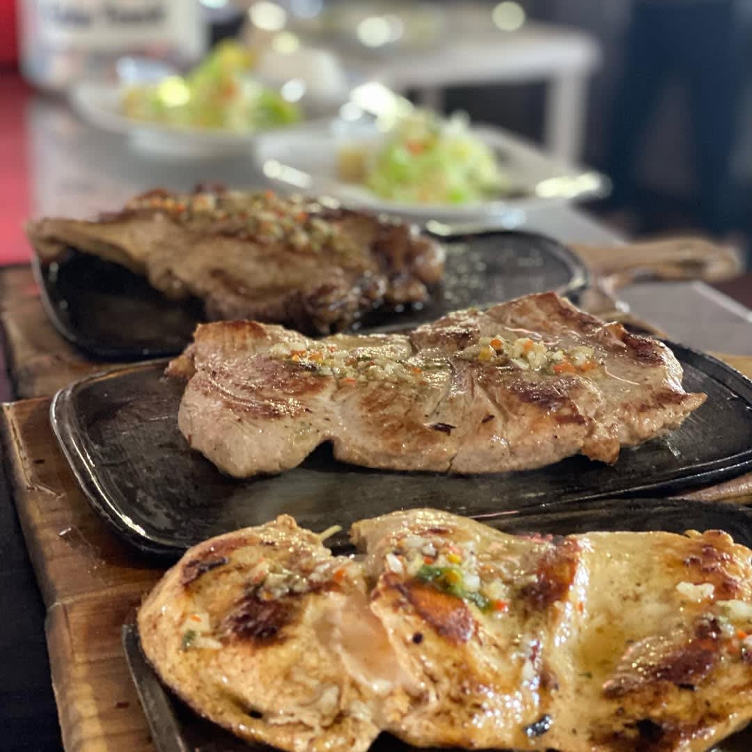 Cortes de carne a la brasa en tabla