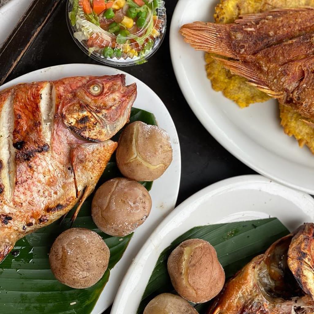 Mojarra del río con papa criolla y patacón