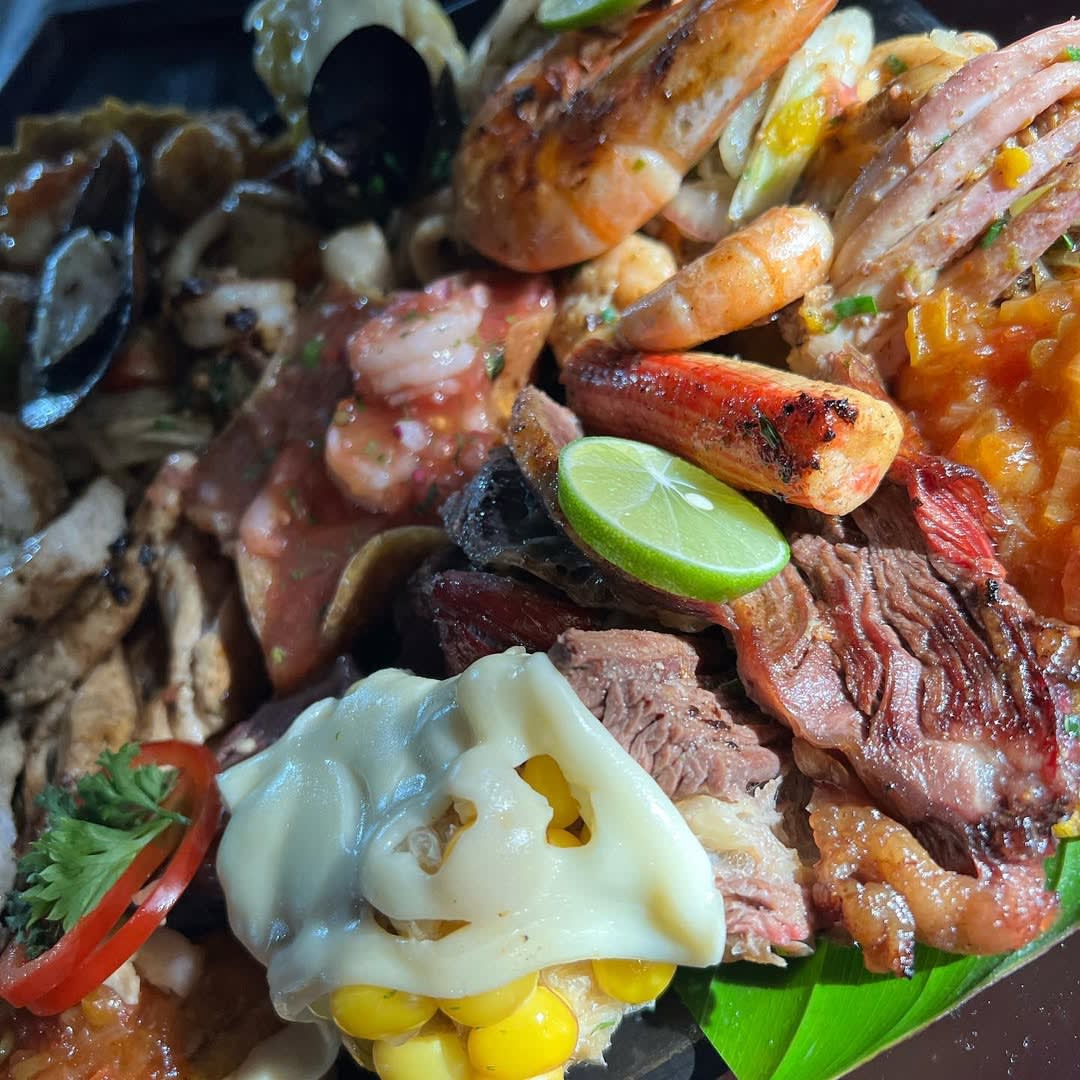 Bandeja de mariscos con camarón, mejillón y cangrejo