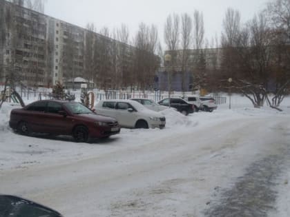 По инициативе «Единой России» во дворе дома в Заволжском районе обустроят дополнительные парковочные места