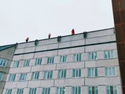 В преддверии Нового года Деды Морозы спустились с крыши и поздравили пациентов Ульяновской областной детской клинической больницы