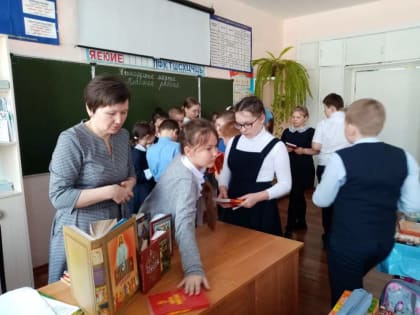 Приходской молодежный дискуссионный клуб «Духовный взгляд» к Дню православной книги провел с учащимися сельского лицея беседу и миссионерскую акцию «Святое Евангелие в каждый дом»