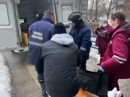 Ульяновские спасатели помогли вынести из квартиры женщину с инсультом