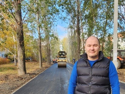 Продолжается асфальтирование пешеходной зоны сквера на бульваре «Киевский».