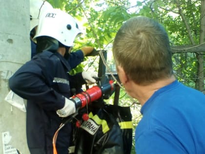 Ульяновские спасатели освободили застрявшего мальчика