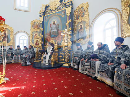 Митрополит Лонгин и Епископ Пахомий совершили Литургию Преждеосвященных Даров в Спасо-Вознесенском кафедральном соборе Ульяновска