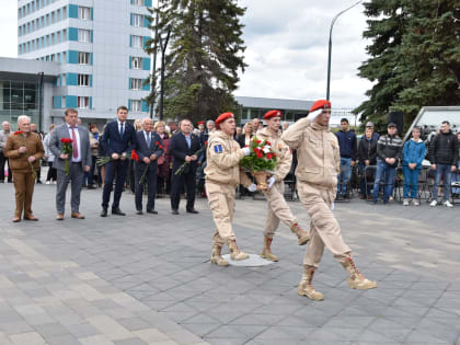 В Ульяновске возложили цветы к памятной стеле «Город трудовой доблести»