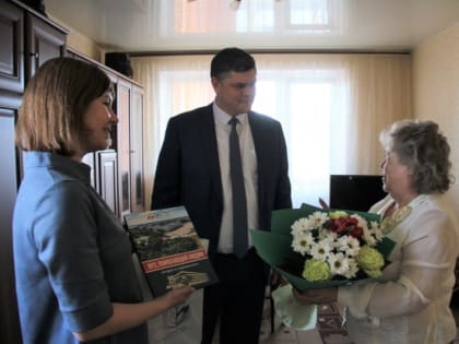 Ректор УлГПУ Игорь Петрищев поздравил заслуженного работника образования Ульяновской области Татьяну Есенкову с Международным женским днём