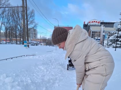 В Ульяновске продолжают устранять последствия сильного снегопада при участии депутатов и активных жителей