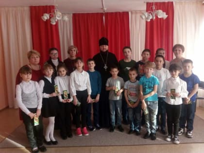 Игумен Александр (Ионов) посетил социальный приют для детей и подростков «Ручеек»