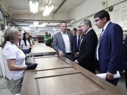 Русских посетил предприятия по производству дверей и арматуры