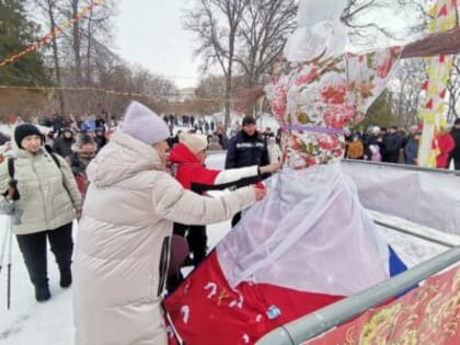 Сожгли чучело и наелись блинов. Репортаж с городской Масленицы