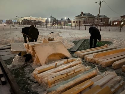 Установка зимней горки в парке «Трех поколений» продолжается