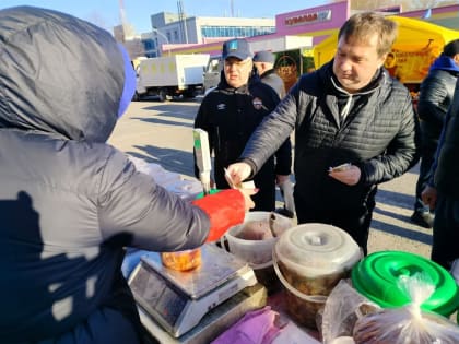 Первый заместитель главы Ульяновска Болдакин купил на ярмарке кулич и хе из судака