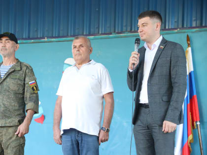 В скверах Ульяновска прошли мероприятия, приуроченные ко Дню Государственного флага